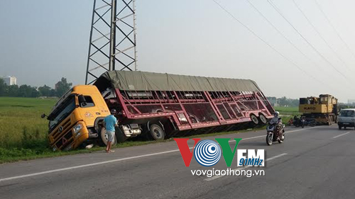 Tài xế buồn ngủ, xe đầu kéo lao xuống vệ đường